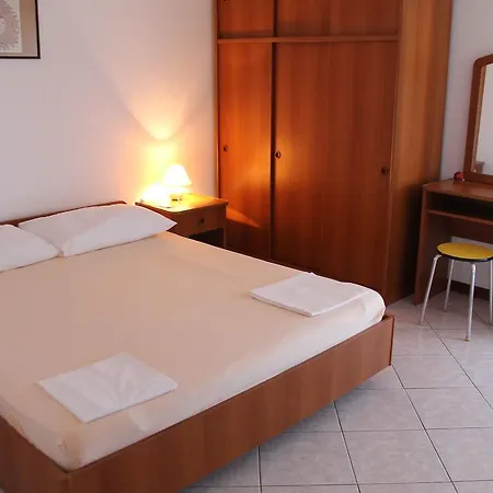 Spacious In With Covered Terrace 아파트 메덜린