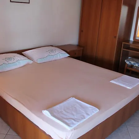 Spacious In With Covered Terrace 메덜린